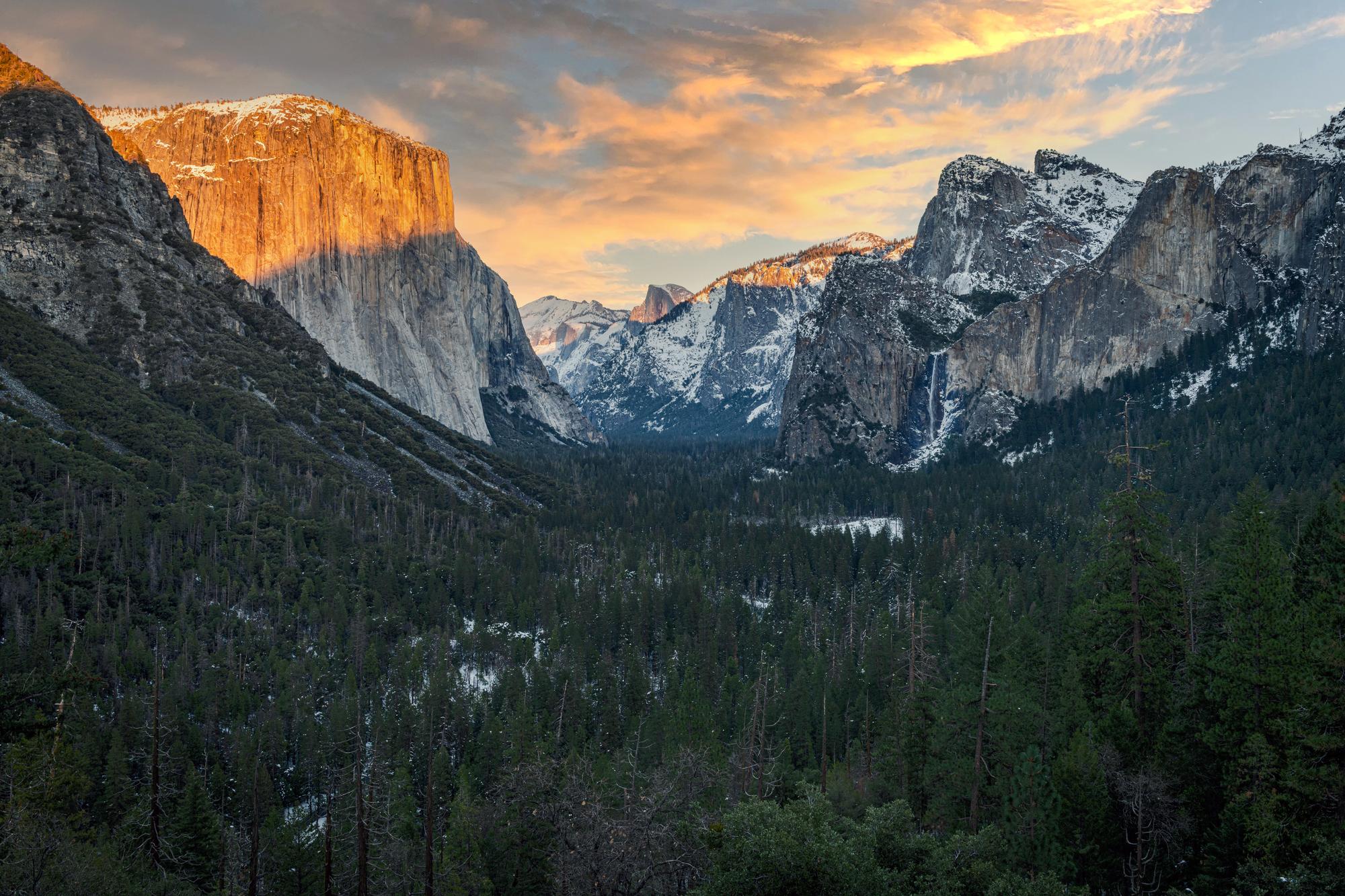 The last rays of sun on this iconic Yosemite vista at Tunnel View