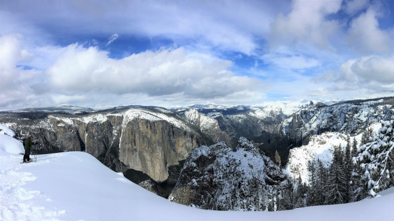 A snowshoer takes in the view from the south rim of Yosemite Valley. Photo: Erin Hallett (February 2017)